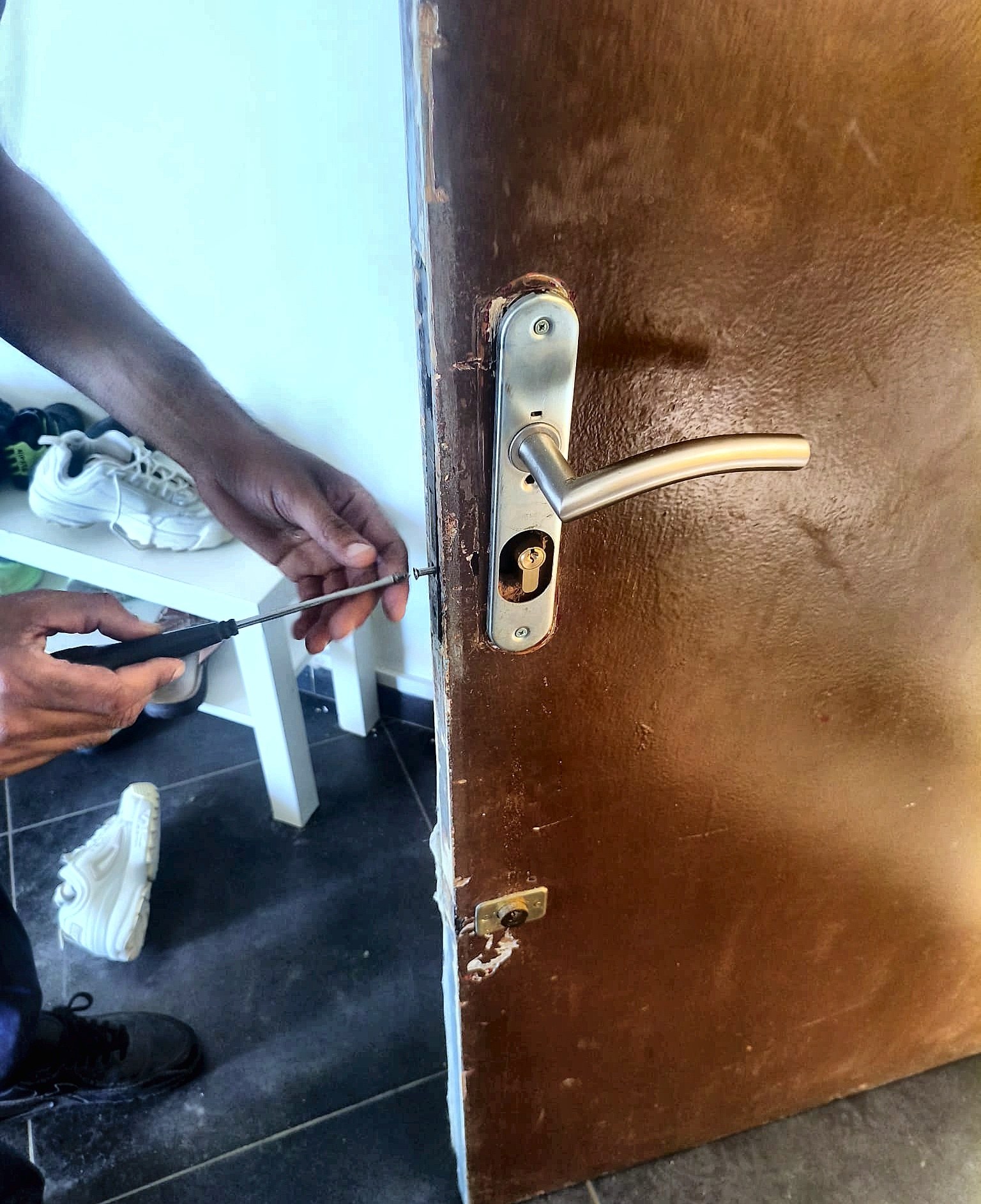 Serrurier M.E Expert Serrurier démontant le cylindre d'une porte d'entrée